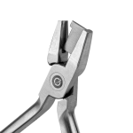 Alicate Ortodôntico Conformador de Amarrilho é caracterizado por um sistema que permite que um fio de ligadura de até 0,012” ou 0,30mm ao ser pressionado entre o encaixe das pontas ativas execute a formação de ligaduras, que fixam os arcos à canaletas dos bráquetes.