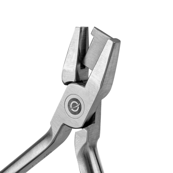 Alicate Ortodôntico Conformador de Amarrilho é caracterizado por um sistema que permite que um fio de ligadura de até 0,012” ou 0,30mm ao ser pressionado entre o encaixe das pontas ativas execute a formação de ligaduras, que fixam os arcos à canaletas dos bráquetes.