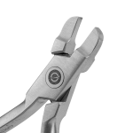 O Alicate para Torque Individual Macho é constituído por ponta ativa que se encaixa na ponta ativa do alicate de torque fêmea. O desenho específico de suas pontas permite a adaptação de uma ponta na outra. As pontas quando empregadas em conjunto fixam o fio retangular para promover a rotação do fio em torno do seu eixo, em uma determinada região, o que resulta no torque em fios de até 0,021”X 0,025”.  O diferencial do alicate é a presença de uma escala de torque que permite quantificar a torção no arco. 