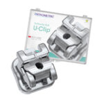 Orthoclip SLB U-CLIP é um bráquete autoligado com clip interativo de Níquel Titânio, cuja elasticidade é capaz de liberar forças constantes e homogêneas para garantir um melhor controle do movimento dos dentes. Melhor Adaptação Base anatômica com curvaturas mesiodistal e oclusogengival, facilitando na adaptação à superfície dentária. Excelente Retenção A base contém pinos e passa pelo processo de texturização a laser que aumenta a área de retenção exclusiva, garantindo maior eficiência na adesão e proporcionando segurança ao ortodontista. Bordas para retenção do adesivo Bordas de retenção evitam o extravazamento da resina e facilitam a remoção do excesso de adesivo, impedindo que o mesmo obstrua o clip do bráquete.
